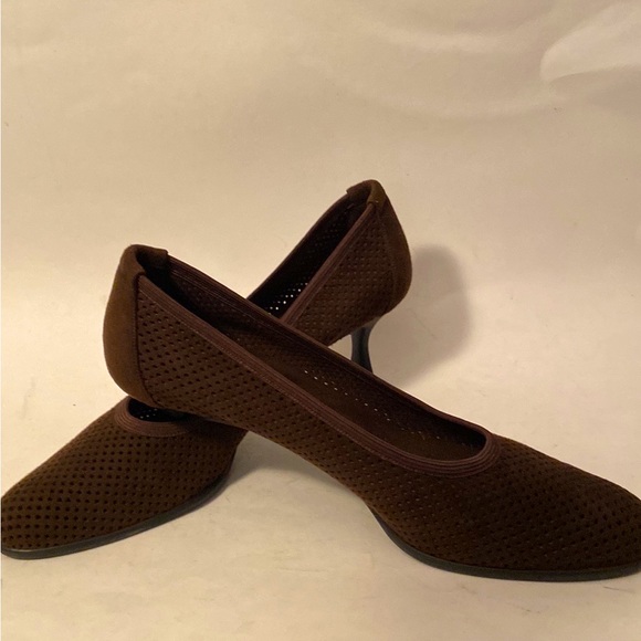 STUART WEITZMAN Brown Suede Perforated Eyelet Cut Out Pumps Kitten Heels 9-9.5 - Picture 4 of 6
